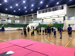 　體育會慢壘會111年親子壘球育樂營11日上午在南竿體育館舉行。（圖／文：馮紹夫）