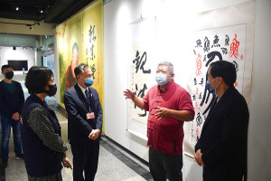 　已故前縣長賴宗煙將軍翰墨紀念展圓滿落幕，其子賴尚甫將其父3幅墨寶捐贈給縣府收藏，縣長劉增應昨天回贈感謝狀及馬祖好酒。（圖／文：曹重偉）