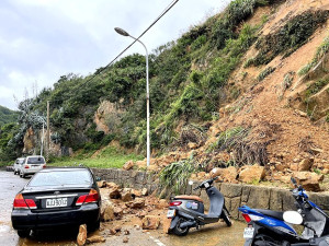 連日雨勢造成北竿大道上村路段及白沙南碼頭邊坡坍方。（圖／文：陳鵬雄）