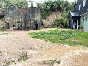 連日豪大雨,西莒田澳村一處民宅後方土石坍方,鄉公所獲報做緊急處置。(圖/文:宋幸儒、莒光鄉公所)