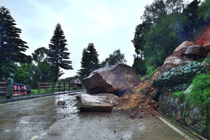 連日大雨不斷，東引中正路再次發生土石崩落，量體最大的一塊大石約重達4、50噸。（圖／文：陳其敏）