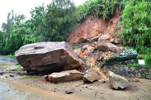 　東引中正路段甫完工的石籠護牆，因為致災性降雨，遭巨大落石壓倒毀壞。（圖／文：陳其敏）