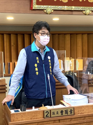 　議員曹爾章進行質詢。（圖／文：馮紹夫）