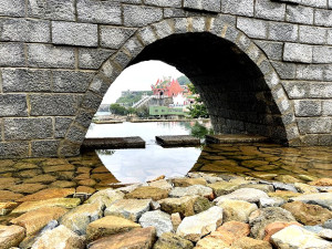 　橋仔南邊山清頭溪水流潺潺，早年小橋流水景象重現。（圖／文：陳鵬雄）