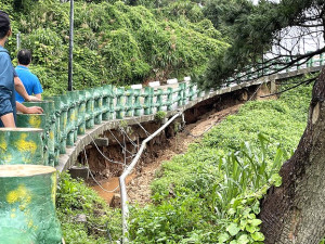連日大雨,西莒25哨往坤坵蛇山的主幹道地基淘空,路面下陷,影響行車安全,鄉公所緊急封閉。(圖/文:宋幸儒)
