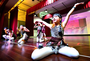 　東引國民中小學暨附屬幼兒園110學年度畢業典禮，以精彩的舞蹈表演帶動氣氛，每個人都展現最大的熱情，一起為畢業活動留下難忘美好回憶。（圖／文：陳其敏）