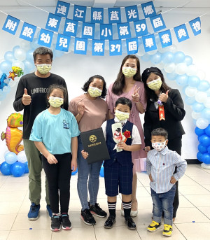 東莒國小暨附幼兒園畢業典禮,今年度僅有二位幼兒園畢業生,典禮依然溫馨盛大。(圖/文:蔡夢玲)