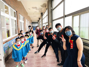 　中山國中及塘岐國小暨附幼應屆畢業生開心完成學習旅程，在師生家長祝福下開啟學習新里程。（圖：中山國中、塘岐國小）