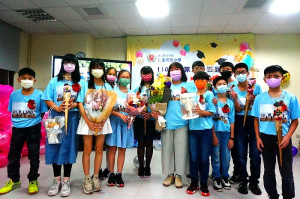仁愛國小第65屆畢業典禮採實體及線上直播混成方式辦理,祝福14位畢業生迎向人生下個階段。(圖:仁愛國小)