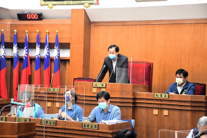　議長張永江敲下議事槌，連江縣議會第7屆第7次定期大會17日閉會，局處長們起身向出席議員們握手致意，感謝支持與指教。（圖／文：曹重偉）