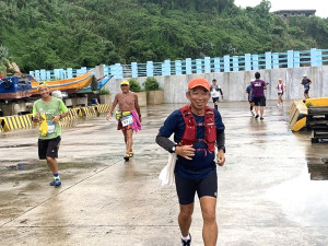 台灣環島跑者聯盟協會主辦「台灣777跳島馬拉松」,最後一日來到馬祖進行,40餘位跑者體驗馬祖獨特賽道。(圖/文:馮紹夫)