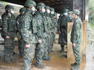 廖指揮官勉勵受測官兵全力以赴,為單位爭取佳績。(圖:鄭真)