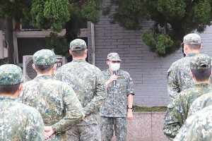 廖指揮官勉勵訓員勇於接受挑戰,精進自我。(圖:郭宣綸)