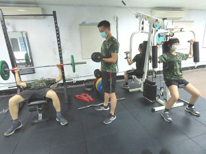 官兵運用健身房各項訓練器材,強身健體。(圖:楊玖千)