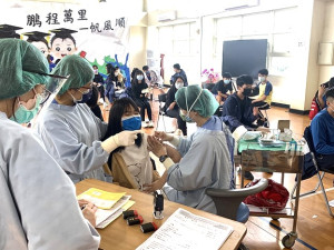 縣立醫院醫護團隊20日前往介壽國中小為12到18歲學生施打BNT追加劑,共有88人完成接種。(圖/文:馮紹夫)