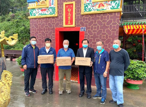 議員曹以標考量東引鄉親不便來南竿領取,主動致贈東引鄉免費快篩劑,由議長張永江、秘書長林光東代表接受,轉發東引鄉親使用。(圖:連江縣議會)