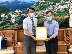 　連江地方法院院長王邁揚調任南投，縣長劉增應21日頒贈榮譽縣民證。（圖／文：馮紹夫）