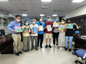 連江縣校園創意節電彩繪爭霸戰20日進行評審作業,遴選出102件作品。(圖:產發處)