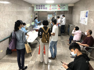 　今年成人健康篩檢後，台大胃腸肝膽科主治醫師李宜家、麻醉部疼痛治療科主任林至芃抵馬執行消化系統異常者追蹤治療。（圖／文：曹重偉）