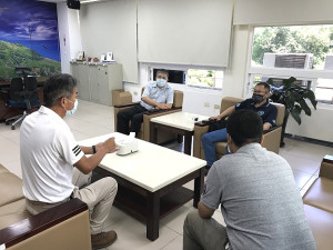 副議長周瑞國22日前往產發處關心水保審查流程,除了確保水保安全外,相關案件務必落實簡政便民。(圖:產發處)