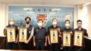 縣警局22日舉辦111年度績優員警表揚,由局長郭順德頒贈獎牌表彰同仁工作上優秀表現;因疫情之故未公開辦理,簡單隆重。(圖:連江縣警察局)