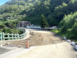 日前遭淘空西莒25哨往坤坵蛇山的主幹道,鄉公所緊急處置,暫時以填土方式,恢復小轎車及機車單線通行。(圖/文:宋幸儒)