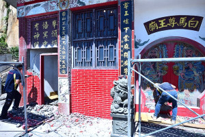　東引白馬尊王廟進行石材、石雕更新工程，施工期間暫停香客進入參拜。（圖／文：陳其敏）