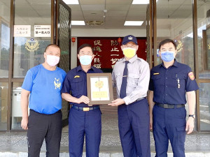 警察局表揚111年績優民防人員,南竿由民防中隊隊員姜鵬獲選,局長郭順德頒發獎狀恭賀,叮嚀隊員在疫情期間加強自身防疫工作。(圖:連江縣警察局)