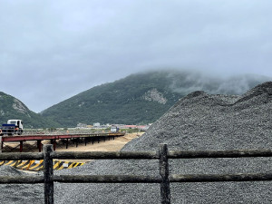 　塘后橋工地完成便橋搭建，真正的橋梁關鍵工項基樁打設預定7月展開。（圖／文：陳鵬雄）