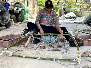 　國立臺灣歷史博物館委託專業團隊記錄橋仔村傳統漁具，資深漁民黃鵬武製作竹樁縮小模型。（圖／文：陳鵬雄）