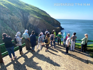 馬祖地質公園推廣活動在東引專業解說員帶領下,讓遊客初次體驗東引深度旅遊。(圖:連江縣馬祖地質公園協會)