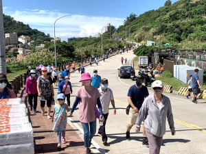 111年運動i台灣健行、慢跑活動南竿場,數百鄉親熱情參與。(圖/文:馮紹夫)