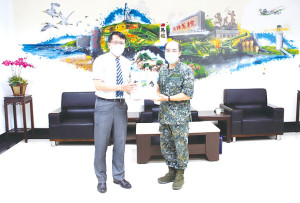 廖指揮官感謝王院長長期支持軍方各項法治教育推動。(圖:陳孟宏)