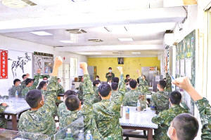 官兵於會中發表建議,建立互相溝通管道。(圖:程琬琳)