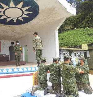 官兵進行高空信任倒活動。(圖:劉興達)