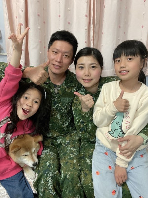 穿軍服讚！