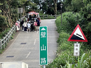 　北竿壁山路下坡路段26日發生遊客機車自摔意外。（圖／文：陳鵬雄）