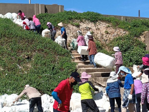 　東犬長青協會25日號召居民與會員一起為社區環境盡心力。（圖／文：蔡夢玲）