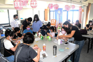 　移民署新移民家庭教育宣導系列活動登場，25日下午邀請到台灣高檢署檢察官黃珮瑜主講反賄選及分享針線創作菜瓜布DIY。（圖／文：曹重偉）