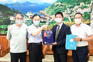 　連江地方法院新任院長卓進仕抵馬履職，拜訪縣長劉增應，說與馬祖有奇妙緣分；劉增應贈送《潮向馬祖》專書及雙金牌元尊陳高。（圖／文：曹重偉）
