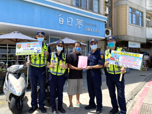 　因應馬祖旅遊熱潮，縣警局主動出擊，宣導檢視機車租賃業者應與消費者簽定書面契約，發揮業者責任，善盡馬祖道路特性的介紹。（圖：連江縣警察局）