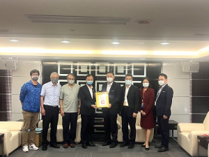 　交通部民用航空局台北國際航空站主任徐乃新辦理退休，縣長劉增應29日頒贈榮譽縣民證。（圖：連江縣交旅局）