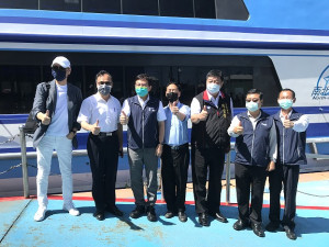 　交通部長王國材（左3）、觀光局長張錫聰（右2）上午搭機抵達南竿後，先至福澳港訪視，並登上南北之星2號快輪參觀。（圖／文：吳嘉榮）