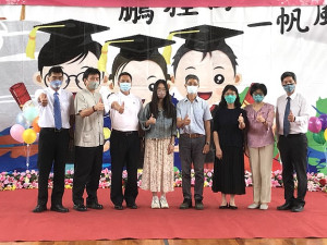 　介壽國中小及幼兒園4位教師劉禮平、朱長春、黃明華、張美珠提前退休，校方精心準備歡送會，獻上誠摯祝福與感謝。（圖／文：吳嘉榮）