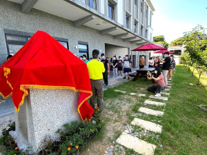 敬恆國中小110學年度第2學期休業式,舉行吳敬恆銅像遷座儀式暨校長陳紫開提前退休歡送會。(圖:敬恆國中小)