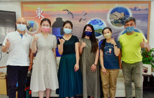學期告一段落,東引國中小暨附設幼稚園園長黃慧雯,國小部陳海華、蔡孟諭、林喬安等四位老師請調到他校服務或另有生涯規劃離職,鄉長林德建贈送禮物表達感謝與祝福。(圖:東引鄉公所)