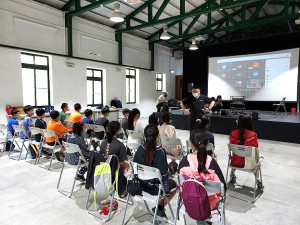 　國立實驗合唱團林宣甫老師來馬教導本縣四鄉五島合唱團學生，針對團員發音、合唱、咬字及肢體加強指導。（圖：教育處）