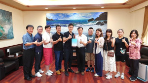 　牧德科技總監蔡政羽偕同企業友人一行1日拜訪縣長，劉增應表歡迎並贈地方伴手禮。（圖：連江縣政府教育處）