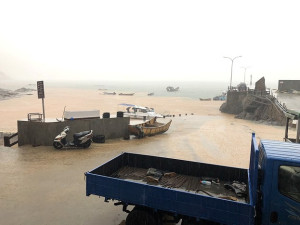 馬祖2日上午強降雨,一小時雨量達54.5毫米,北竿芹壁、橋仔傳出淹水、土石沖刷災情。(圖:鄉公所、民眾提供)