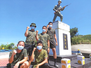 高登守備隊官兵於事蹟紀念碑合影。(圖:賴宴鋒)